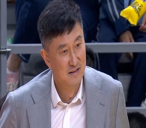 廣東3消息！杜鋒深夜發(fā)聲，獲恩師力撐，易建聯(lián)罕見(jiàn)公開(kāi)露面