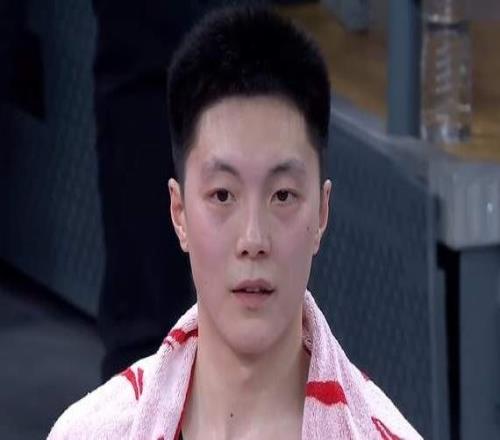 內(nèi)線被爆，狂輸16分！廣東遭上海3殺，胡明軒拉胯，杜鋒別硬撐了