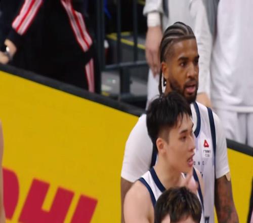 力保廣東進(jìn)四強(qiáng)！CBA第一大外援確認(rèn)報(bào)銷(xiāo)，杜鋒避開(kāi)三大奪冠熱門(mén)