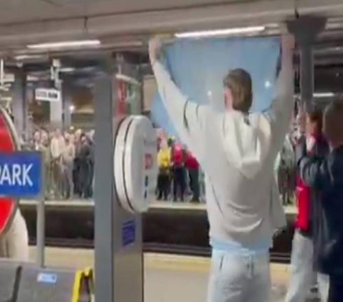 曼城球迷在地鐵站對(duì)阿森納球迷高唱：你們又是第二，哦嘞哦嘞