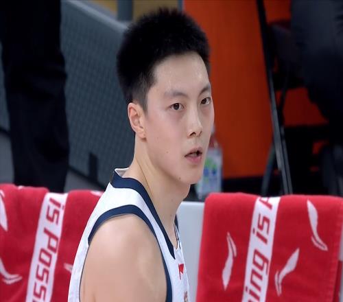CBA：胡明軒20全隊(duì)最低，送張鎮(zhèn)麟10連勝，外援8中1背鍋