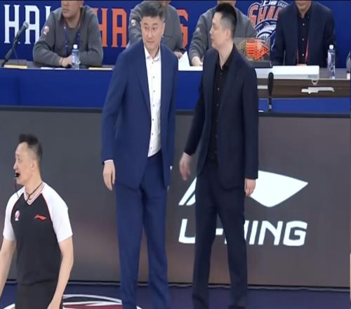 輸上海16分，近6戰(zhàn)4負(fù)！球迷八問(wèn)杜鋒：你還不主動(dòng)辭職求你下課