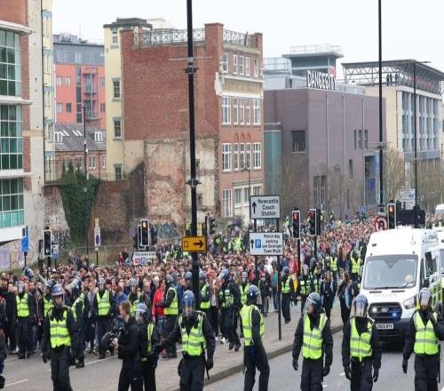 英媒：一名球迷因紐卡對(duì)陣桑德蘭的賽前騷亂被警方逮捕