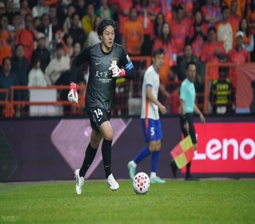 泰山0比4慘敗玉昆，球迷指出三位主力表現(xiàn)平平，急需調(diào)整爆發(fā)