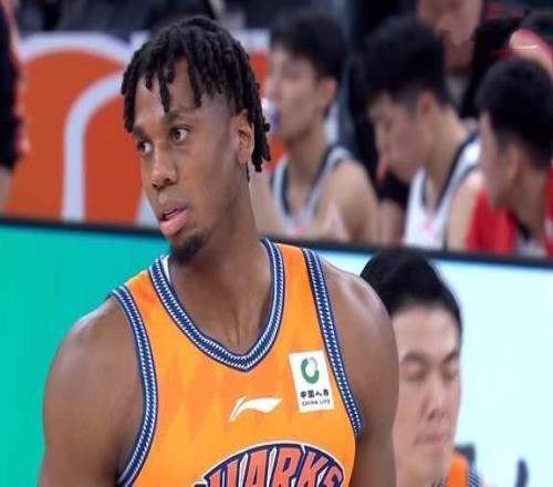 單方面碾壓，上海男籃大勝廣東16分懷特塞德14+26籃板對手兩倍