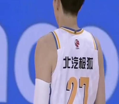 許利民：最后一攻球不應(yīng)給周琦戰(zhàn)術(shù)布置是趙睿往上線(xiàn)突但他往底線(xiàn)