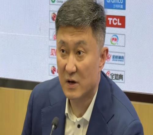 杜鋒：內(nèi)線比較弱，今晚將近輸了30個(gè)籃板在考慮其他大外援