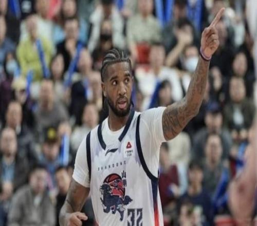 記者：山東高速正在聯(lián)系新外援，以解克里斯傷病缺席的困境