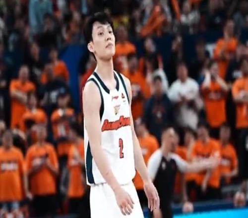 徐杰被打破防打進(jìn)三分與上海球迷隔空喊話，被杜鋒限制真難受！