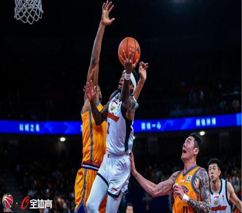 無(wú)組織無(wú)3分！媒體人怒噴廣東隊(duì)1人：這表現(xiàn)當(dāng)半場(chǎng)搬運(yùn)工都不靠譜