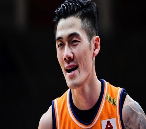 田径棒球半路转行，35岁的他越打越妖，成CBA最被低估的防守铁闸