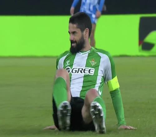 雙核“自相殘殺”！伊斯科與隊(duì)友相撞雙雙傷退，貝蒂斯運(yùn)氣真是差