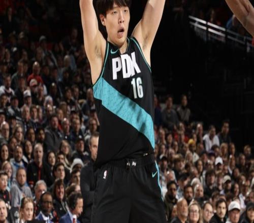 網(wǎng)友瘋狂！楊瀚森9+5+3原來這么強(qiáng)美記狂吹，球迷從狂噴到膜拜