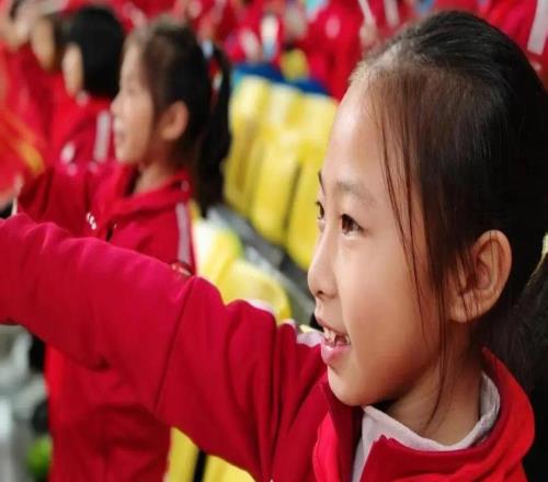 紅領巾逐夢綠茵場內江市少先隊員見證中超巔峰對決