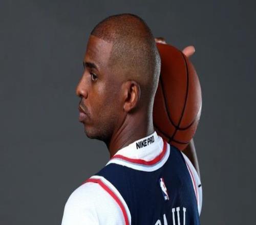 在沉船之際，他們把老船長第一個(gè)扔下去