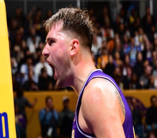 轟99+24+22！湖人三巨頭爆發(fā)扎心快船，美媒：誰(shuí)能阻止這支球隊(duì)