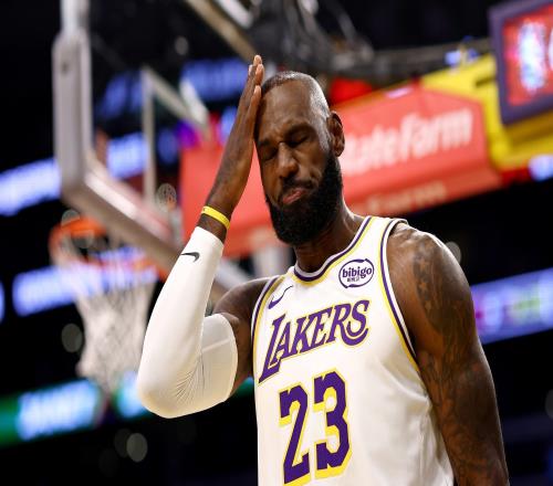 中規(guī)中矩，詹姆斯13中7拿到18分2板5助，正負值33全場最低