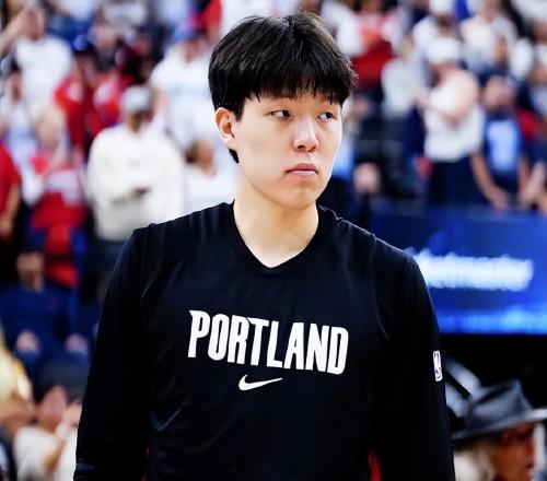 兩戰(zhàn)轟29分22板7助2斷4帽！楊瀚森不辱使命，開拓者宣布新決定