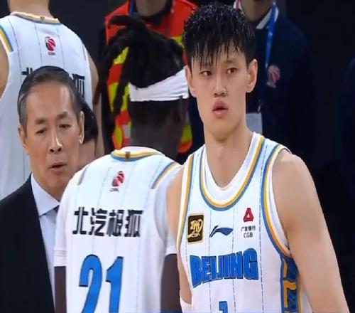 正式确定!曾凡博暂别北京男篮,即将加盟篮网争取双向合同!