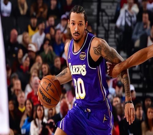 湖人兩大球星：史密斯每天都在努力訓(xùn)練，他配得上一切掌聲