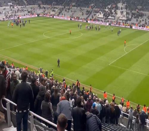 主場遭死敵桑德蘭逆轉，賽後紐卡將帥謝場時遭遇球迷噓聲