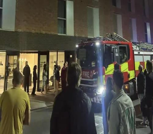 米尔沃尔赛前住的酒店凌晨报火警,队员睡眼惺忪跑到街上
