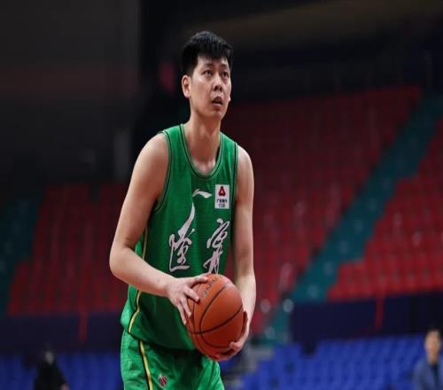 宣布退役CBA山东老队长场均2.7分,1个冠军在手,刘维伟不挽留