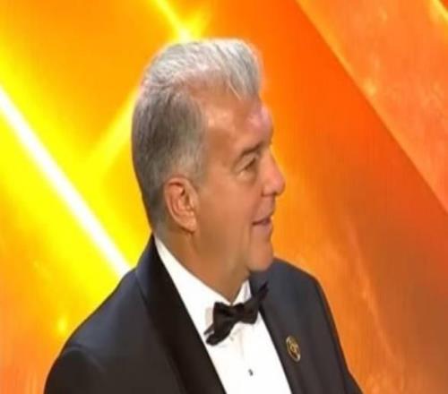 弗里克當(dāng)選環(huán)足獎(jiǎng)2025年西甲最佳教練獎(jiǎng)，獎(jiǎng)杯由拉波爾塔代領(lǐng)