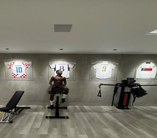 维尼修斯晒私人健身房照：墙上有C罗、魔笛、克罗斯、本泽马球衣