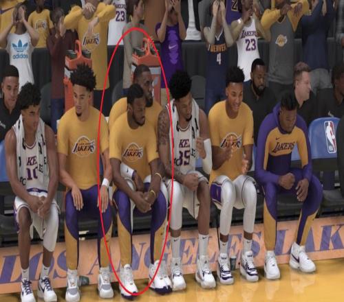 这是穿模了吧NBA2K25场边的布朗尼直接坐在詹姆斯身上了...