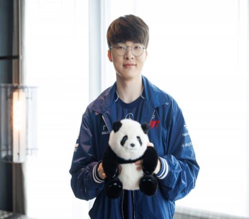 Faker：奪冠的時(shí)候有點(diǎn)懵懵的，首先想到的是這是一場有趣的比賽