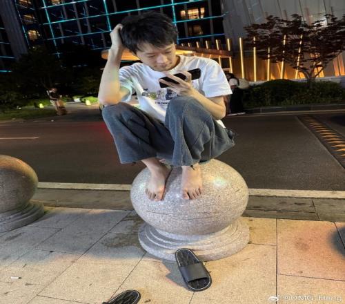 Heng抓拍Shanks光腳蹲坐在街邊石墩上：抓乞丐！