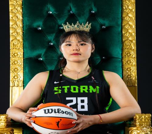 美艳女皇范!WNBA西雅图风暴官媒分享李月汝美照