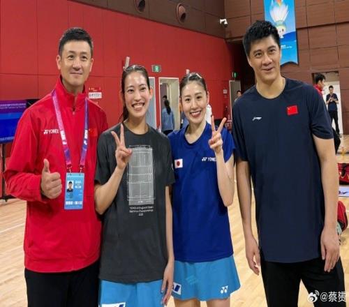 蔡赟晒“风云组合”与“山羊组合”合照,志田千阳剪刀手出镜