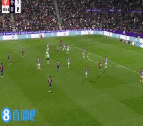 可惜了!亚马尔脚后跟传球,福特闪转腾挪1V3射门中柱