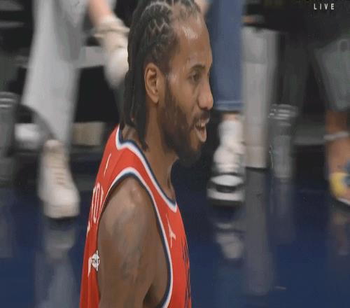 追分不容易的小卡突破上篮打进对着裁判苦喊“犯规了呀!”
