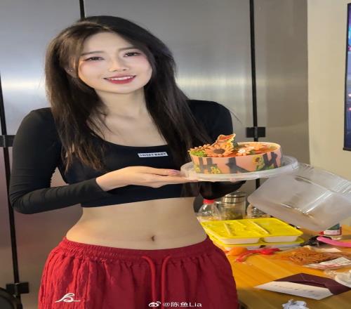这腰有孩子了!陈鱼晒照:粉丝送的母亲节蛋糕但是下次不许了