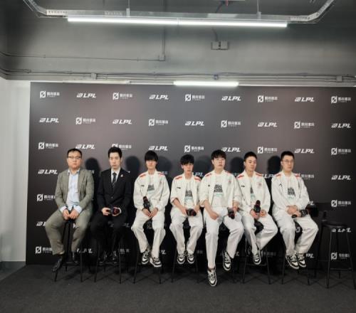 爆了全员玉玉!WBG教练:最重要的是要互相帮助成为彼此的力量