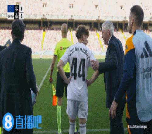 维尼修斯第88分钟被换下!一瘸一拐走下场,替补席队医摸着脚踝