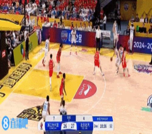 这不行!纳托尔切入暴扣被卡尔顿从篮圈底捅出并犯规打成2+1