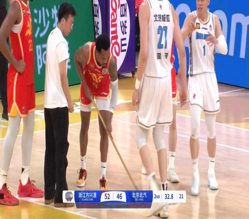球童一脸懵什么都能干啊!广厦小外布朗能攻能防还能拖地