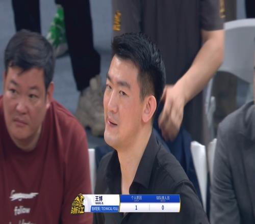 节目效果杰曼卡尔顿互相纠缠拉拽裁判不管王博抱怨吃T!