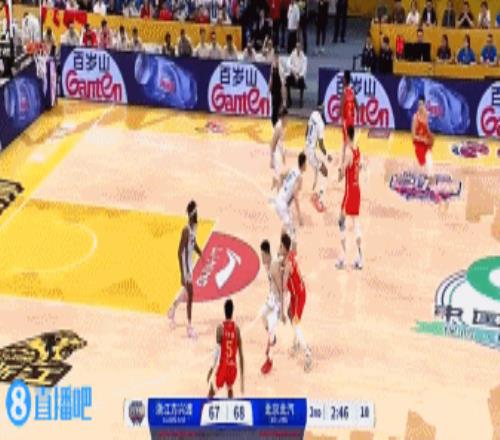 埋下隐患!朱俊龙篮板推人三节未结束已经个人第五犯