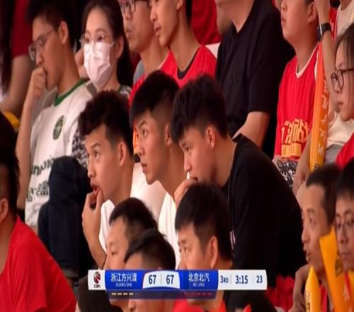 为广厦队加油,王钰栋、刘浩帆、麻皓齐现场观战CBA总决赛G5