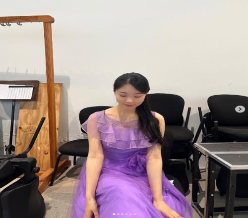 小吕布粉丝集合!Gumayusi姐姐晒照:吉他演奏的紫色礼服!