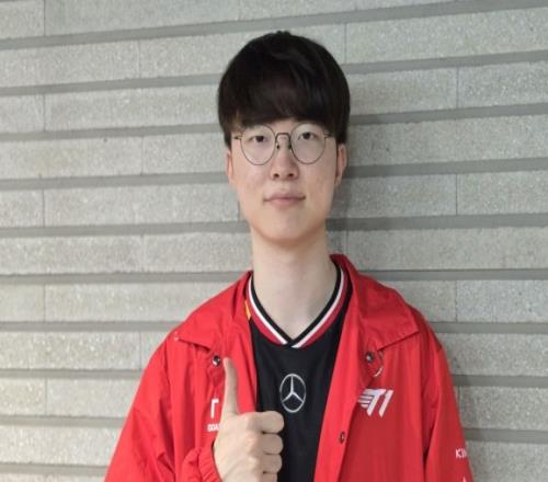 Faker祝贺Uzi入选名人堂:他是非常出色的ADC完全配得上这份荣誉