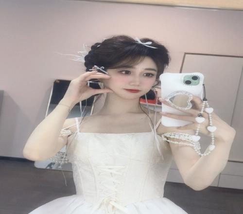 主持人小悠珊珊晒照:今天嘴皮子在资源点和资源团两个词上面打架
