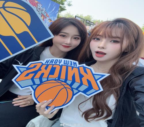 LPL女主持人泱泱分享工作照:唐斯今天你是棒棒唐!恭喜尼克斯