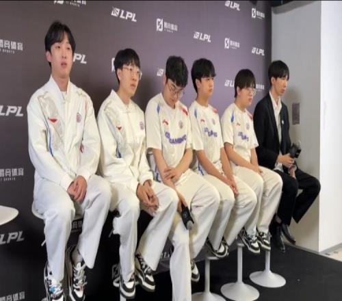 LGD赛后群访教练:根据选手状态决定首发第三赛段争取骑士之路