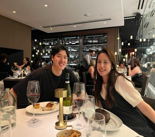 渡边雄太妻子晒夫妻二人合照:结婚三周年快乐